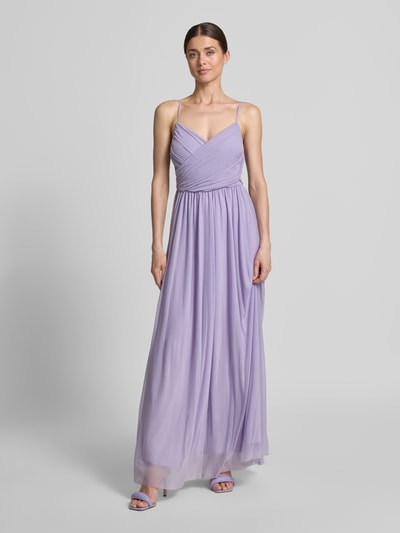 Frauenmodel trägt Abendkleid mit Raffungen Modell 'Cathleen' von GUIDO MARIA KRETSCHMER WOMAN in Flieder, fließender Stoff, tailliert, Ganzkörperansicht von vorne.