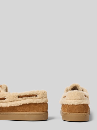 Produktfoto, Loafer aus echtem Leder Modell 'Kara 7' von Marc O'Polo, unifarbene Optik, braune und beige Töne, strukturierte Leder- und Fell-Textur