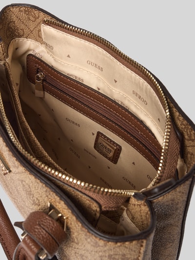 Produktfoto, Handtasche mit Logo-Muster Modell 'NOELLE II' von Guess, Hauptfach mit Reißverschluss, Label-Applikation, Tragehenkel, Schulterriemen, Maße 24 cm Breite, 19 cm Länge, 6 cm Tiefe, Schulterriemen 126 cm, strukturierte braune Oberfläche mit beigefarbenem Innenfutter.