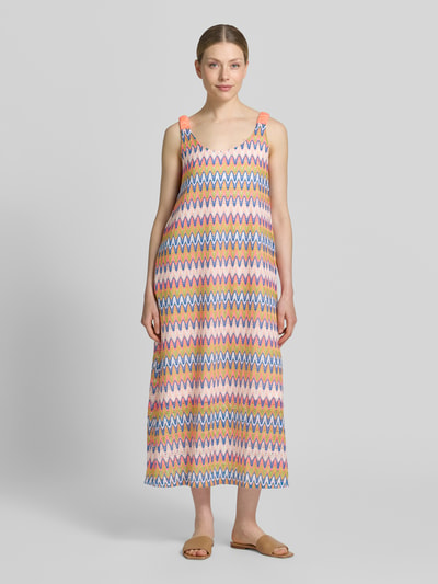 Frauenmodel trägt Midikleid mit Zickzack-Muster von Smith and Soul in Rosa, Blau und Weiß, Gerader-Schnitt, Allover-Look, Rundhalsausschnitt, Ganzkörperansicht von vorne.