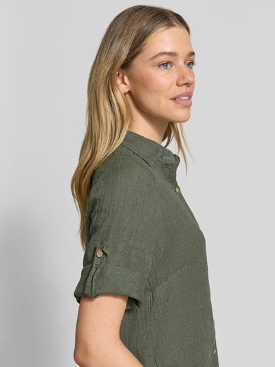 Frauenmodel trägt Leinenbluse mit 1/2-Arm Modell 'Si44laa' von ZABAIONE in Olivgrün, Hemdblusenkragen, Regular Fit, Nahaufnahme Oberkörper.
