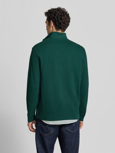 Männermodel trägt Relaxed Fit Troyer aus puur katoen von Polo Ralph Lauren in donkergroen, Ganzkörperansicht Rückansicht.