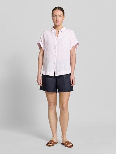 Frauenmodel trägt Leinenbluse mit Knopfleiste Modell 'DOLLY' von 0039 Italy, Regular Fit, zartrosa, glatte Textur, Ganzkörperansicht von vorne.