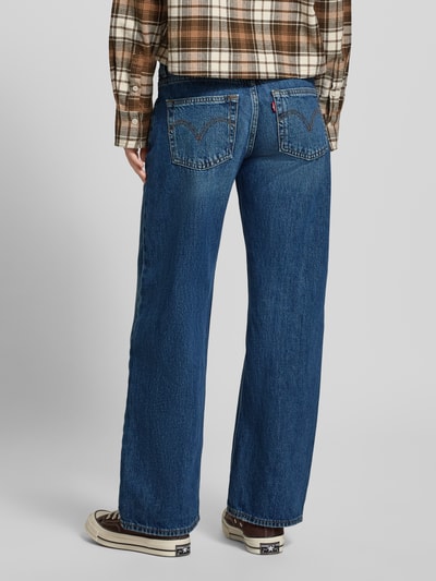 Frauenmodel trägt Jeans mit 5-Pocket-Design von Levi's®, lockerer Schnitt, reine Baumwolle, mittleres Blau, Ganzkörperansicht Rückansicht.