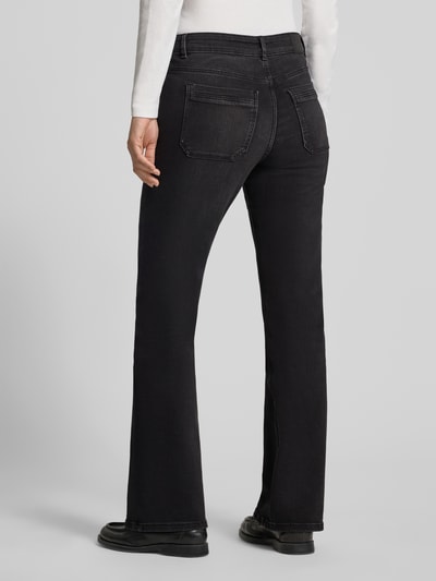 Frauenmodel trägt Straight Fit Jeans aus Baumwoll-Mix von Christian Berg Woman in Schwarz, sichtbare Gesäßtaschen, Ganzkörperansicht Rückansicht.
