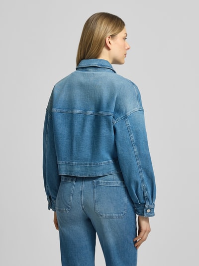 Vrouwenmodel draagt Cropped Jeansjacke aus Baumwoll-Mix van Marc Cain in blauw, rechte fit, borstzakken, katoenmix, achteraanzicht volledige opname.