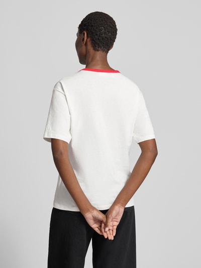 Frauenmodel trägt T-Shirt mit Motiv-Print und Rundhalsausschnitt von Jake*s Casual aus Reine Baumwolle, Regular-Fit, Rückenlänge 62 cm, Ganzkörperansicht Rückansicht.