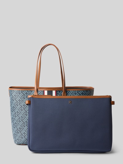 Produktfoto, Shopper in Leder-Optik von Tommy Hilfiger mit Allover-Muster, geteiltem Hauptfach, herausnehmbarem Reißverschlussfach, Label-Applikation aus Metall und Tragehenkel in blauen und braunen Farbtönen