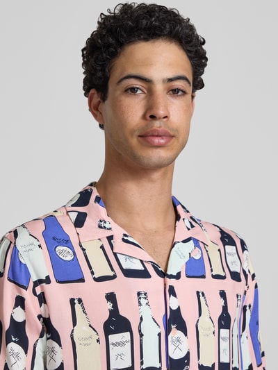 Männermodel trägt Regular Fit Freizeithemd aus Viskose Modell 'ANVAR' von Blend, buntes Flaschenmuster, Nahaufnahme Oberkörper.