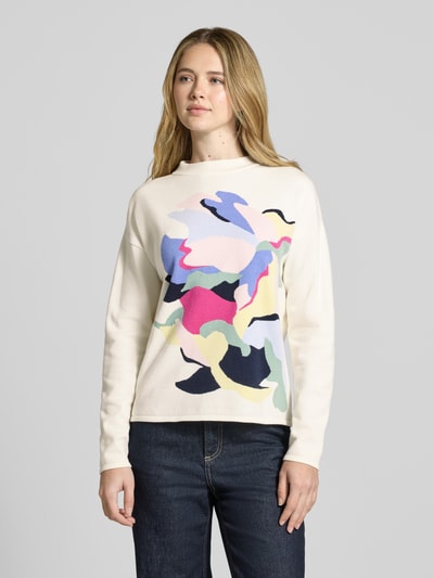 Modelka kobieca nosi Sweter z dzianiny z mieszanki wiskozy z motywem, krój relaxed fit, od Christian Berg Woman, widok z przodu, długość tyłu 57 cm, długość rękawów 57 cm, szerokie ramiona, kontekst: damski sweter z motywem na jasnym tle. Ganzkörperansicht von vorne