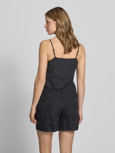 Frauenmodel trägt Regular Fit Blusentop aus reiner Baumwolle Modell 'VILDE' von Pieces, unifarben, Lochstickerei, Ganzkörperansicht Rückansicht.