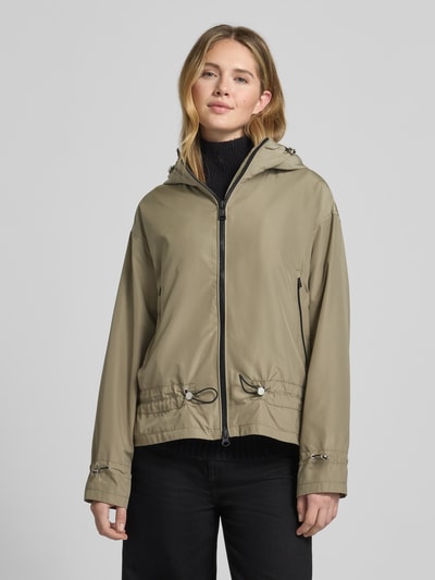 Vrouwenmodel draagt Jacke mit Zweiwege-Reißverschluss van Fuchs Schmitt in regular fit, capuchon met trekkoord, ritszakken, taille 67 cm, schouderbreedte 53 cm, borstwijdte 59 cm, mouwlengte 57 cm, zandkleur, glad oppervlak, voorkant volledig zichtbaar, close-up bovenlichaam