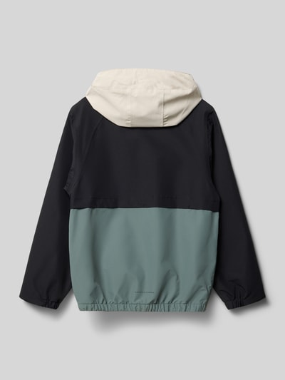 Produktfoto, Regular Fit Jacke mit Logo-Detail von Killtec, kinder Jacke in Schwarz, Grün und Beige, Kapuze, Reißverschluss, Eingrifftaschen, Rückenlänge 54 cm, Schulterbreite 43 cm, Ärmellänge 50 cm