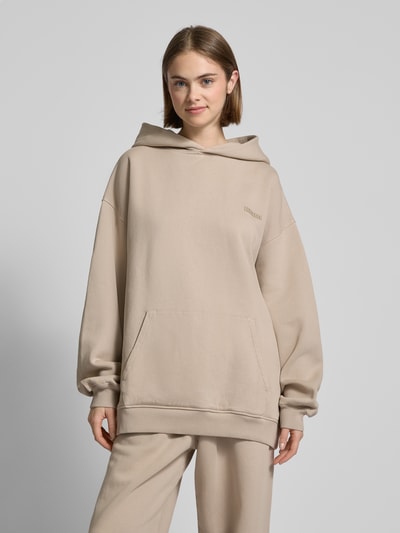 Karo Kauer Oversized Hoodie mit Label-Detail Modell 'Unity' Taupe 4