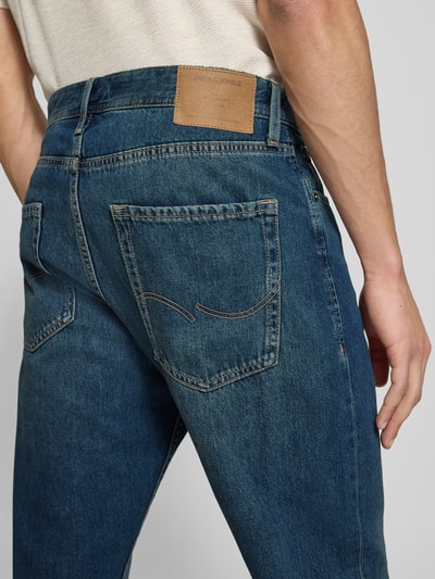 Männermodel trägt Relaxed Fit Jeans im Used-Look Modell 'CHRIS' von Jack & Jones, reine Baumwolle, Detailaufnahme Rückansicht.