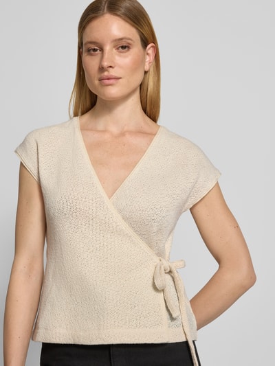Kobiece modelka nosi Relaxed Fit Strick-Shirt aus Baumwoll-Mix von s.Oliver RED LABEL, beżowa dzianina, tekstura gładka, nahaufnahme górnej części ciała.