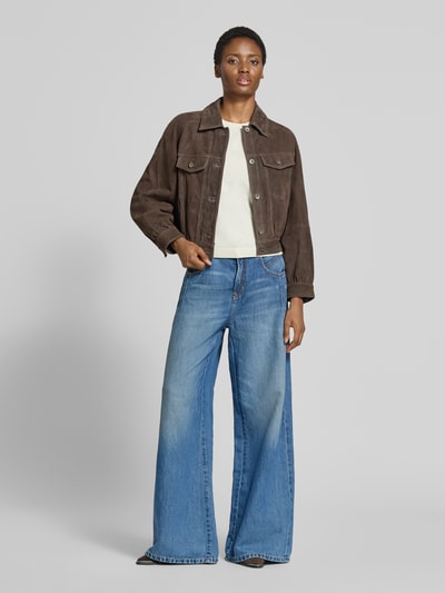 Vrouwenmodel draagt Wide Leg Jeans uit katoenmix Model 'PALAZZO' van Cambio, denimlook, high waist, 5-pocketmodel, labelstitching, knoop- en ritssluiting, riemlussen, materiaal: katoenmix. Ganzelijk lichaamsaanzicht van voren.