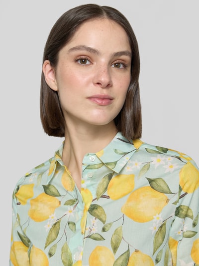 Frauenmodel trägt Regular Fit Bluse im Allover-Look von Oui aus Reine Baumwolle mit Hemdblusenkragen und Knopfleiste, Nahaufnahme Oberkörper.