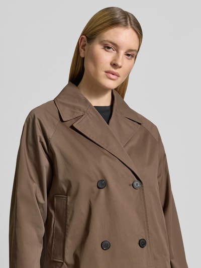 Frauenmodel trägt Regular Fit Trenchcoat-Jacke aus Baumwoll-Mix Modell 'NEW CILO' von Selected Femme, Optik: Unifarben, Nahaufnahme Oberkörper.