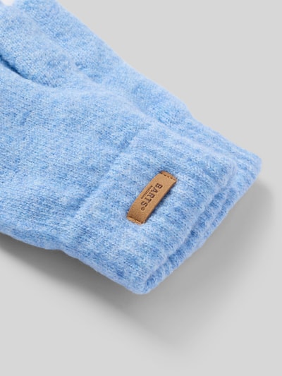 Produktfoto, hellblaue Handschuhe mit Label-Patch Modell 'Witzia' von Barts, weiche Textur auf einfarbig grauem Hintergrund