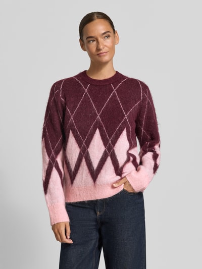 Modelka kobieca nosi Regular Fit Pullover aus Woll-Mix von Jake*s Casual w odcieniach różu i bordo, wzór romby, faktura miękka, widok na górną część ciała z przodu.