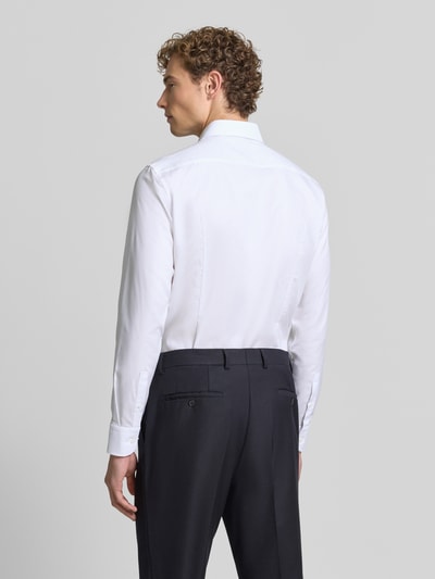 Männermodel trägt weißes Slim Fit Businesshemd aus reiner Baumwolle Modell 'H-Hank-SP' von BOSS, Herren Businesshemd, Ganzkörperansicht Rückansicht.