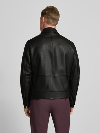 Männermodel trägt Regular Fit Lederjacke aus echtem Lammleder Modell 'MAPSON4' von BOSS in Schwarz mit Umlegekragen, Ganzkörperansicht Rückansicht