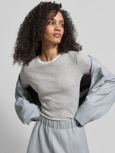 Kobiece modelka nosi Bluzka z długim rękawem z okrągłym dekoltem od Jake*s Casual, krój slim fit, długość tyłu 51 cm, rozmiar S, ujęcie z przodu do pasa.