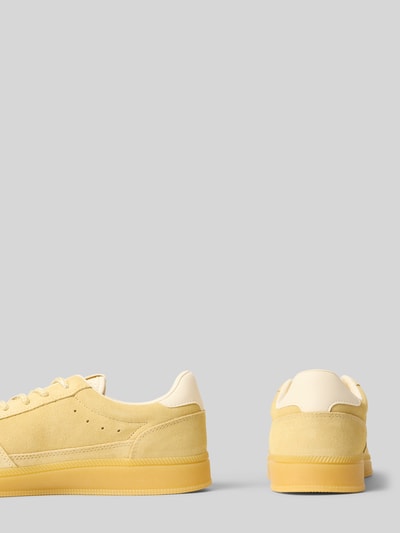 Produktfoto, Sneaker aus Veloursleder mit Logo-Details von Tommy Jeans, gelb-beige Farbtöne, glatte und samtige Texturen, Damen Sneaker