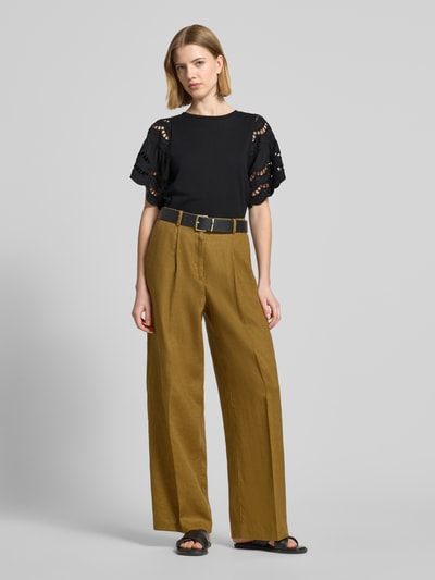 Frauenmodel trägt Damen T-Shirt mit Lochstickerei Modell 'LORAINE' von Soyaconcept aus Reine Baumwolle, Regular-Fit, Rundhalsausschnitt, schwarze Farbe, Rückenlänge bei Größe S 59 cm, Ganzkörperansicht von vorne.