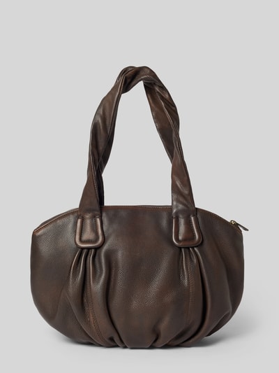 Produktfoto, torba shopper z naturalnej skóry od LIEBESKIND BERLIN, Model 'LUCY', detal z logo, uchwyt, kolor brązowy, struktura ziarnista, Główna przegroda z zamkiem błyskawicznym, Szerokość w rozmiarze 1: 40 cm, Długość w rozmiarze 1: 28 cm, Głębokość w rozmiarze 1: 12 cm, długość paska na ramię w rozmiarze 1: 62 cm