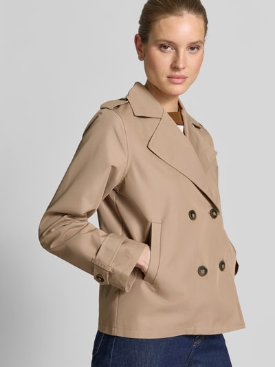 Frauenmodel trägt Jacke mit Reverskragen und Ärmelriegeln Modell 'AMANDA' von Soyaconcept, beigefarbener Baumwoll-Mix, Nahaufnahme Oberkörper.