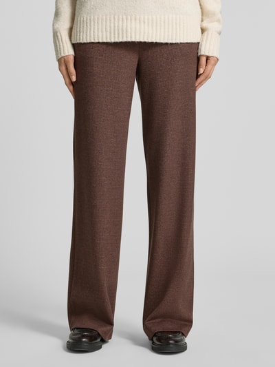 Frauenmodel trägt Weite Hose aus Viskose-Mix Modell 'PALINA' von Raffaello Rossi in Braun mit feiner Struktur, Nahaufnahme Oberschenkel, Damen Weite Hose von Raffaello Rossi.