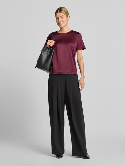Vrouwenmodel draagt Regular Fit Bluse aus Satin van Christian Berg Woman Selection in bordeauxrood, korte mouwen, ronde hals, gladde satijnstructuur, hele lichaamsaanzicht van voren.