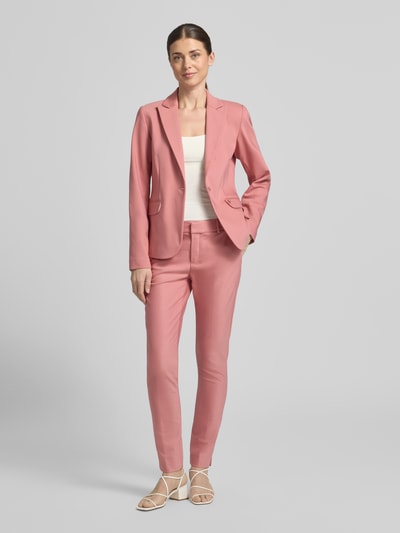 Vrouwenmodel draagt Slim Fit broek met sierzakken model 'Abbey' van MOS MOSH in katoenmix met stretch, pastelroze, slim fit, dames, bandwijdte maat 36: 39 cm, binnenbeenlengte maat 36: 74 cm, volledige lichaamsopname frontaal.