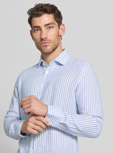 Männermodel trägt Slim Fit Business-Hemd mit Kentkragen von SEIDENSTICKER, reines Leinen, Allover-Look, Nahaufnahme Oberkörper. Rückenlänge 76 cm, Schulterbreite 40 cm, Ärmellänge 76 cm bei Größe 40.