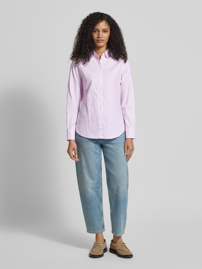 Vrouwenmodel draagt Regular Fit Hemdbluse aus reiner Baumwolle van Fynch-Hatton in lichtroze, lange mouwen, doorknoopsluiting, hoogwaardige katoen, sportmanchetten, hemdkraag, voorkant volledig zichtbaar, volledige lichaamsopname van voren.