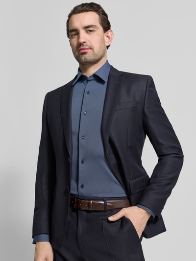 Mężczyzna nosi Slim Fit Freizeithemd aus Baumwoll-Mix Modell 'P-ROAN-K-F-261' od BOSS, strukturalny wzór, długi rękaw, krój slim fit, kolor niebieski, widok na górną połowę ciała z przodu.