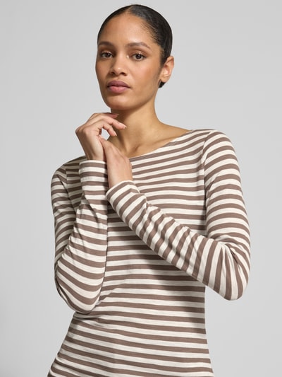 Kobiece model prezentuje Regular Fit Langarmshirt aus reiner Baumwolle von Marc O'Polo, efekt: wzór w paski, krój regular fit, w paski, nadruk z logo, dekolt w łódkę, długi rękaw, bawełna; zbliżenie na górną część ciała.