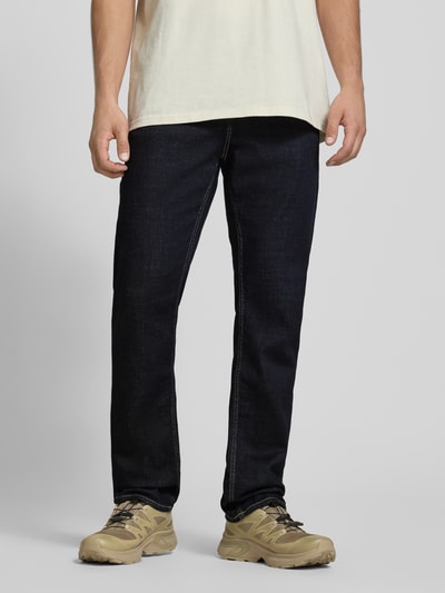 Männermodel trägt Regular Fit Jeans aus Baumwoll-Mix Modell 'Cash' von Pepe Jeans in dunklem Denim mit Label Patch, Ganzkörperansicht von vorne.