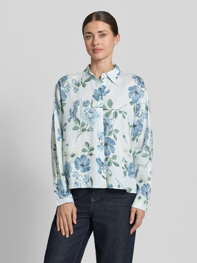 Modelka nosi Regular Fit Hemdbluse aus Leinen od Jake*s Collection, biała z niebieskim kwiatowym wzorem, krój regular fit, czysty len, kołnierzyk kent, zapięcie na guziki, obniżone ramiona, długość tyłu 64 cm w rozmiarze 36, długość rękawa 57 cm w rozmiarze 36, widok przód, zbliżenie na górną część ciała.