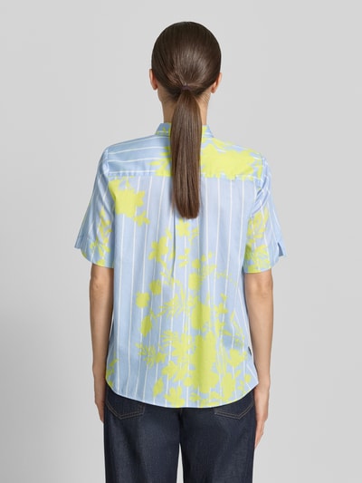Vrouwenmodel draagt Bluse mit Hemdblusenkragen und Knopfleiste van Milano Italy, puur katoen, regular fit, lichtblauw met gele bloemenprint, ruglengte 65 cm, mouwlengte 27 cm, achteraanzicht op volledige lichaamslengte.