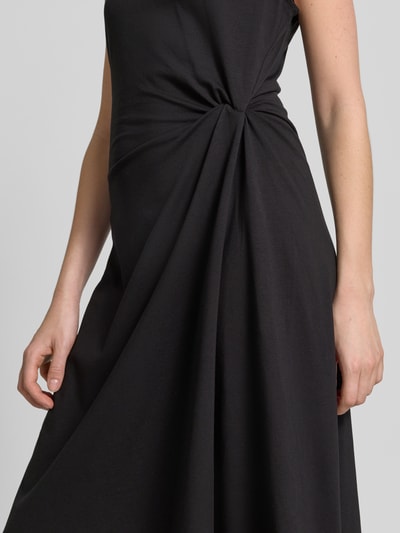 Vrouwenmodel draagt Tailliertes Freizeitkleid aus Baumwoll-Mix van s.Oliver RED LABEL, zwart, taille-fit, midi, jersey textuur, detailopname romp.
