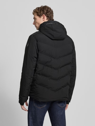 Männermodel trägt schwarze Herren Jacke mit Kapuze Modell 'FOLEY' von Icepeak, Regular-Fit, Rückenlänge 75 cm, Ganzkörperansicht Rückansicht.