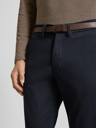 Männermodel trägt Slim Fit Stoffhose mit afneembare riem Model 'Marco' van JACK & JONES katoenmix, steekzakken, detailaufnahme heup.