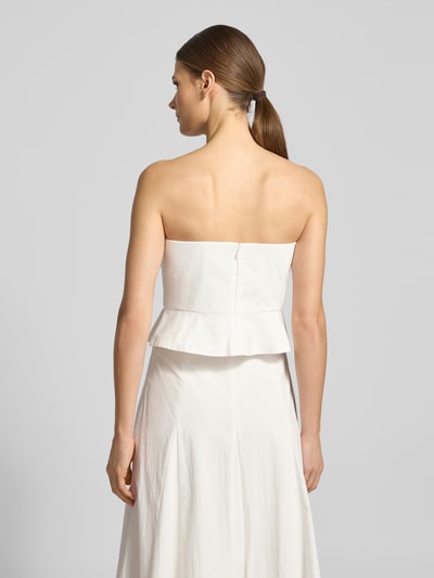 Frauenmodel trägt Slim Fit Top mit floraler Applikation von Jake*s Cocktail, weißes Strukturmuster, schulterfrei, Reißverschluss, Ganzkörperansicht Rückansicht.