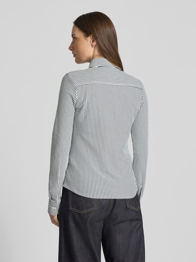 Vrouwenmodel draagt Slim Fit Hemdbluse aus Baumwoll-Mix van Tommy Hilfiger met all-over streeppatroon, logo-stitching, lange mouwen, eenrijige knoopsluiting, katoenmix, rugaanzicht full body.