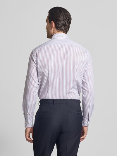 Männermodel trägt Regular Fit Business-Hemd mit Kentkragen von OLYMP, Streifenmuster, Reine Baumwolle, Rückenlänge 81 cm, Ganzkörperansicht Rückansicht.