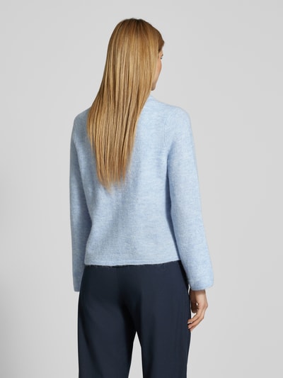 Männermodel trägt Regular Fit Sweatjacke aus Woll-Mix mit Alpaka-Anteil Modell 'LULU NEW' von Selected Femme, melangeoptik, krój regular fit, materiał: wełniana mieszanka, niebieski, widok całej sylwetki z tyłu.