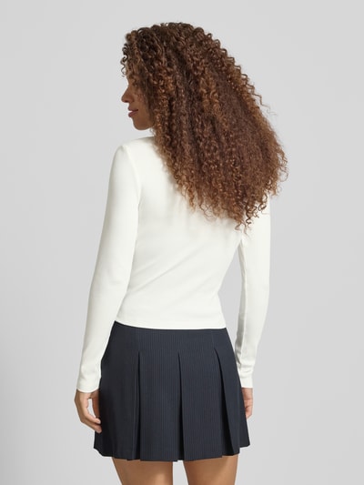 Frauenmodel trägt Slim Fit Langarmshirt aus Baumwoll-Mix Modell 'FEMKE' von Only, unifarben, Feinripp, Ganzkörperansicht Rückansicht.